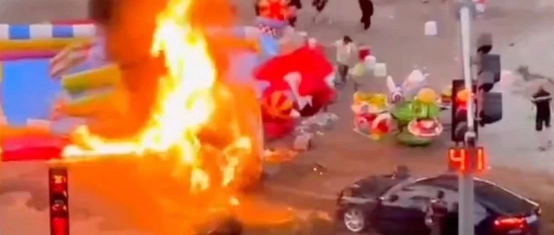 重慶一車輛追尾後起火引燃兒童充氣城堡 家長帶孩子躲避
