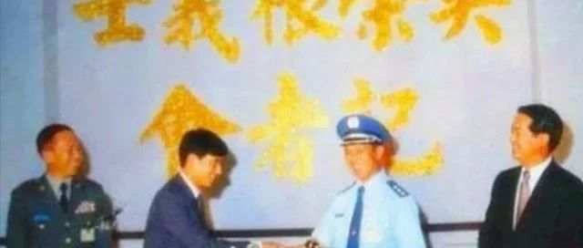 1982年大陸飛行員叛逃臺灣，獲5000兩黃金入美籍，後來悽慘想回國