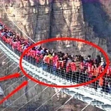 大量遊客擠上玻璃橋，橋面突然“碎裂”，鏡頭記錄下驚險過程