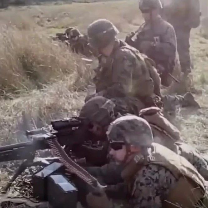 【視頻】機槍手中彈怎麼辦？美國海軍陸戰隊秀神奇操作