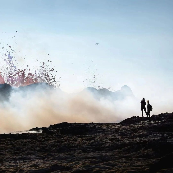 最炙熱的火，最寒冷的水，冰島火山爆發時的紅、白、黑交融