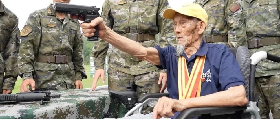 99歲抗戰老兵拿起新裝備，網友：這眼神！這氣勢！