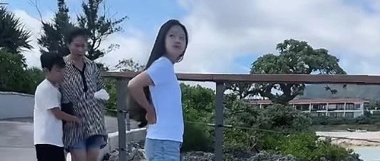 汪小菲帶倆孩子沖繩旅遊，玥兒正面照很漂亮，走路動作和大S一模一樣