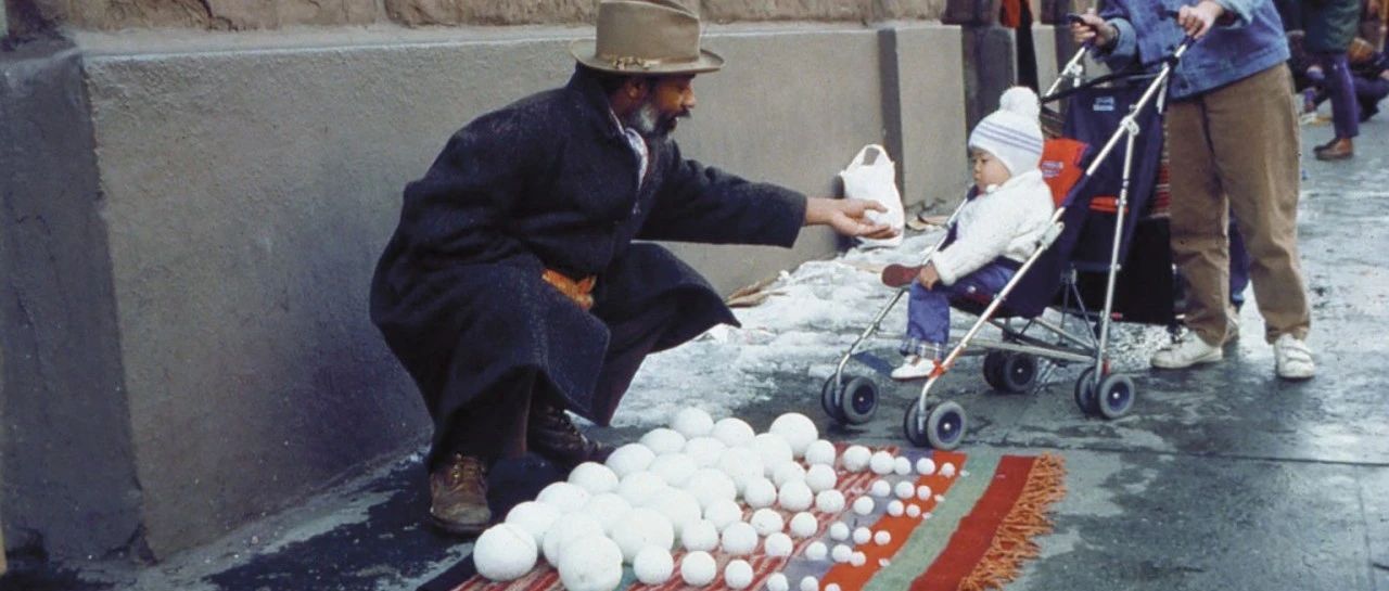 他在紐約街頭賣雪球，對著藝術大師塞拉的雕塑撒尿
