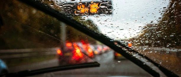 紐約街頭的安全隱患：雨天駕駛技巧全解析