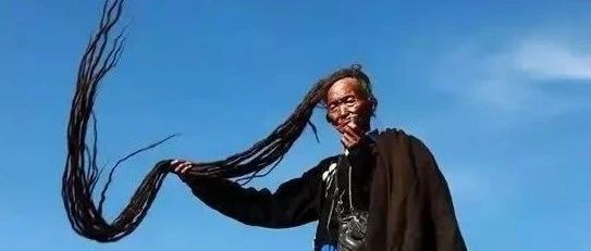 彝族78歲老頭，蓄髮46年不剪不洗3斤重，摸頭髮有被處死的危險
