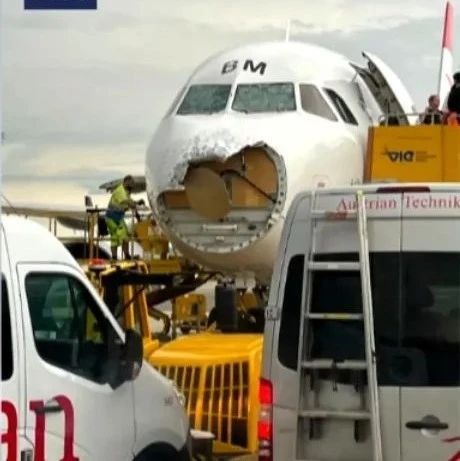 突發！一客機遭遇冰雹襲擊機頭受損，駕駛艙玻璃損壞