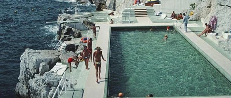 從奧黛麗·赫本到大衛·霍克尼，跳入人人迷戀的藍色泳池享受夏日