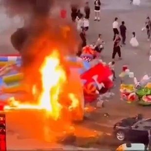 重慶車輛追尾致兒童充氣城堡起大火，家長抱孩子躲避？警方通報