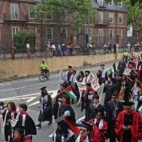 哈佛畢業典禮大騷亂，13名畢業生被制裁！數百名哈佛畢業生退出典禮，抗議遊行
